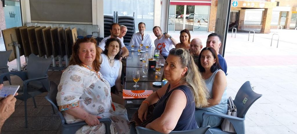 En verano no descansamos... 😎
Hoy reunión sobre la Comunidad Valenciana, nuestras políticas, iniciativas y proyectos... 🍊
Y como toca, después de un buen trabajo siempre llega la recompensa... 😋
<a href="/CiudadanosCs/">Ciudadanos 🇪🇸🇪🇺</a>
<a href="/CsCValenciana/">Ciudadanos Comunidad Valenciana</a>