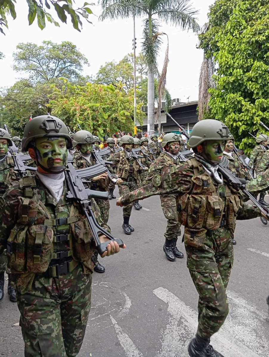NeiivaNoticias's tweet photo. #Neiva 🇨🇴👉|| ¡DESFILE POLICIAL Y MILITAR EN ESTE 20 DE JULIO!

Estas son algunas imágenes del desfile policial y militar en el Municipio de Neiva, donde las autoridades conmemoran el grito de independencia este 20 de Julio en la fiesta patria.

#OrgulloPatrio #NeivaNoticias https://t.co/kuL9ZzpkHQ