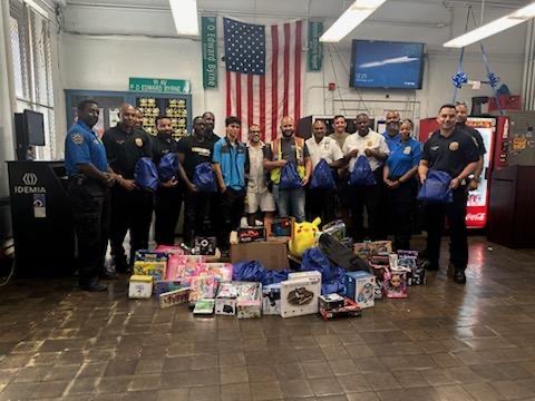 NYPD103Pct's tweet image. The #community is sending thanks and smiles to the @NYPDChiefOfDept,
#amazoninthecommunity,  @VinnyRoman for the thoughtful giveaways.