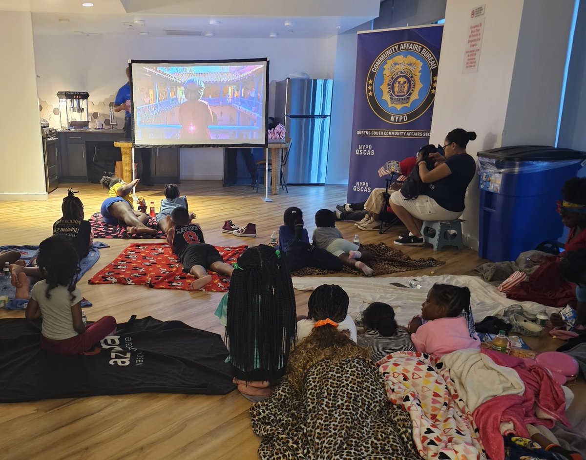 NYPD103Pct's tweet image. The #community is sending thanks and smiles to the @NYPDChiefOfDept,
#amazoninthecommunity,  @VinnyRoman for the thoughtful giveaways.