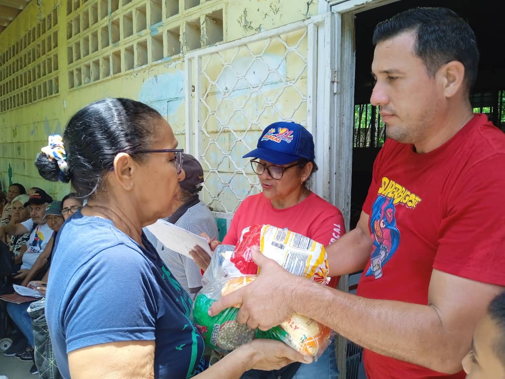 MercalOficial's tweet image. #NuevaEsparta || Con el despliegue del equipo de @MercalOficial y los CLAP organizados del sector Las Hernández en el municipio Tubores, se entregaron combos especiales para nuestros Abuelos y Abuelas de la Patria, somos grantía de soberanía alimentaria para la región insular.