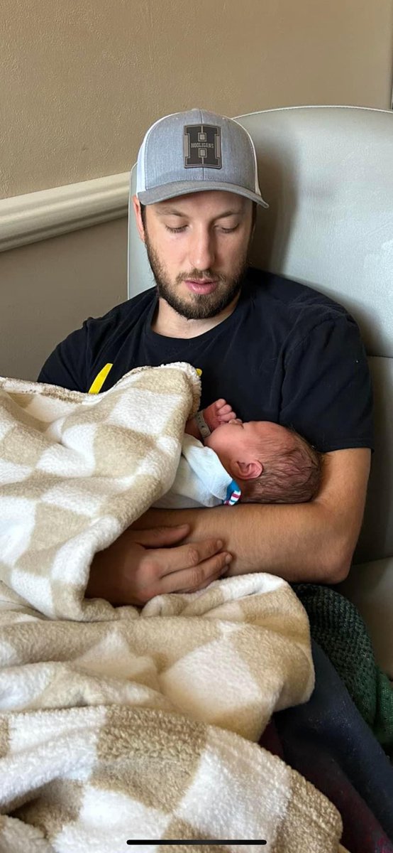 Mrs_ddy's tweet photo. The newest member of the UMD Bulldogs hockey family

Kaiser Blake Young https://t.co/VfXKzMr4ZH
