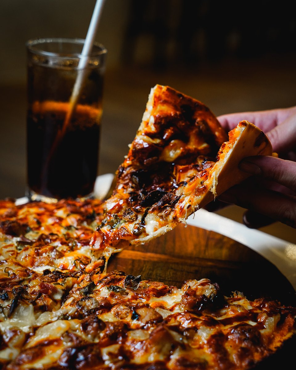 AdelaideSocials's tweet photo. We love pizzas and we want to show off those gorgeous cheese pulls and perfectly charred crusts! 
Let us create mouthwatering content and a sleek website for you that showcases what you're capable of. 🍕💪📸💻 

#AdelaidePizza #DigitalMarketing #AdelaideSocials https://t.co/aKrsUvMN5v