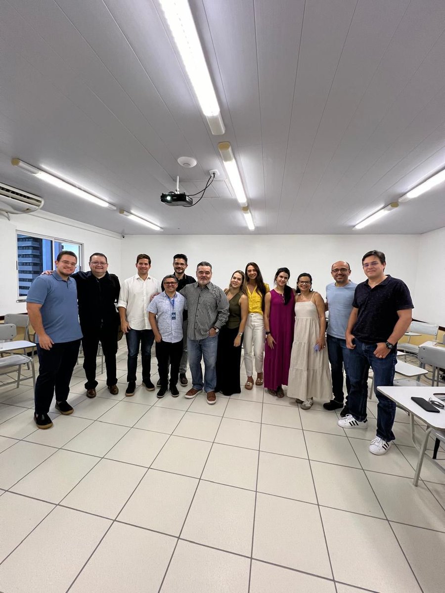 avesque's tweet photo. Dia de conferência no Mestrado em Medicina da Unichristus. Empreendedorismo e gestão para clínica médica. Uma tarde falando de paciente x cliente, jornada na clínica,  kpis de avaliação de resultado , atributos determinantes para o médico e fidelização de clientes. https://t.co/l9kBDlkv8A