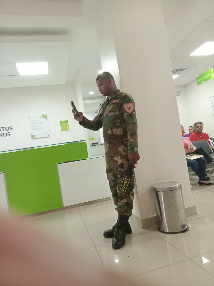 alburquerquehh1's tweet photo. Este militar de apellido Araujo, en vez de cumplir con sus fuciones en  la DGII del malecon center lo que esta es distraido con celular en mano, llamos la atencion del supervisor militar de este. https://t.co/YAQ50xnJRQ