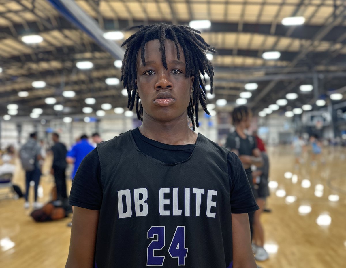 HoopSeenNC's tweet photo. In DB Elite White 2027 win, Darryl Knight had 10 points and 6 assists. Skilled guard that can get into the lane and has good court-vision.

Xavier Williams scored 22 in the win. https://t.co/nQn2QmZQ5E