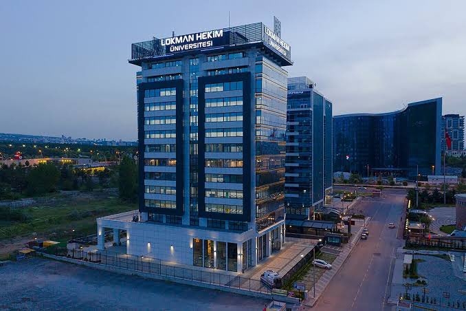 🚨#SONDAKİKA |

Ankara Lokman Hekim Üniversitesi geçen yıl 190.000 TL olan öğrenim ücretini bu yıl 450.000 TL’ye çıkardı.