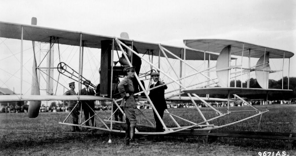 Santos Dumont desencantou-se com a aeronáutica após testemunhar uso bélico dos aviões. Um ano após o vôo com o 14-Bis, os irmãos Wright, donos da patente da aeronave Flyer I, assinaram contratos com as Forças Armadas dos EUA para produzir aviões de uso militar.

21/25