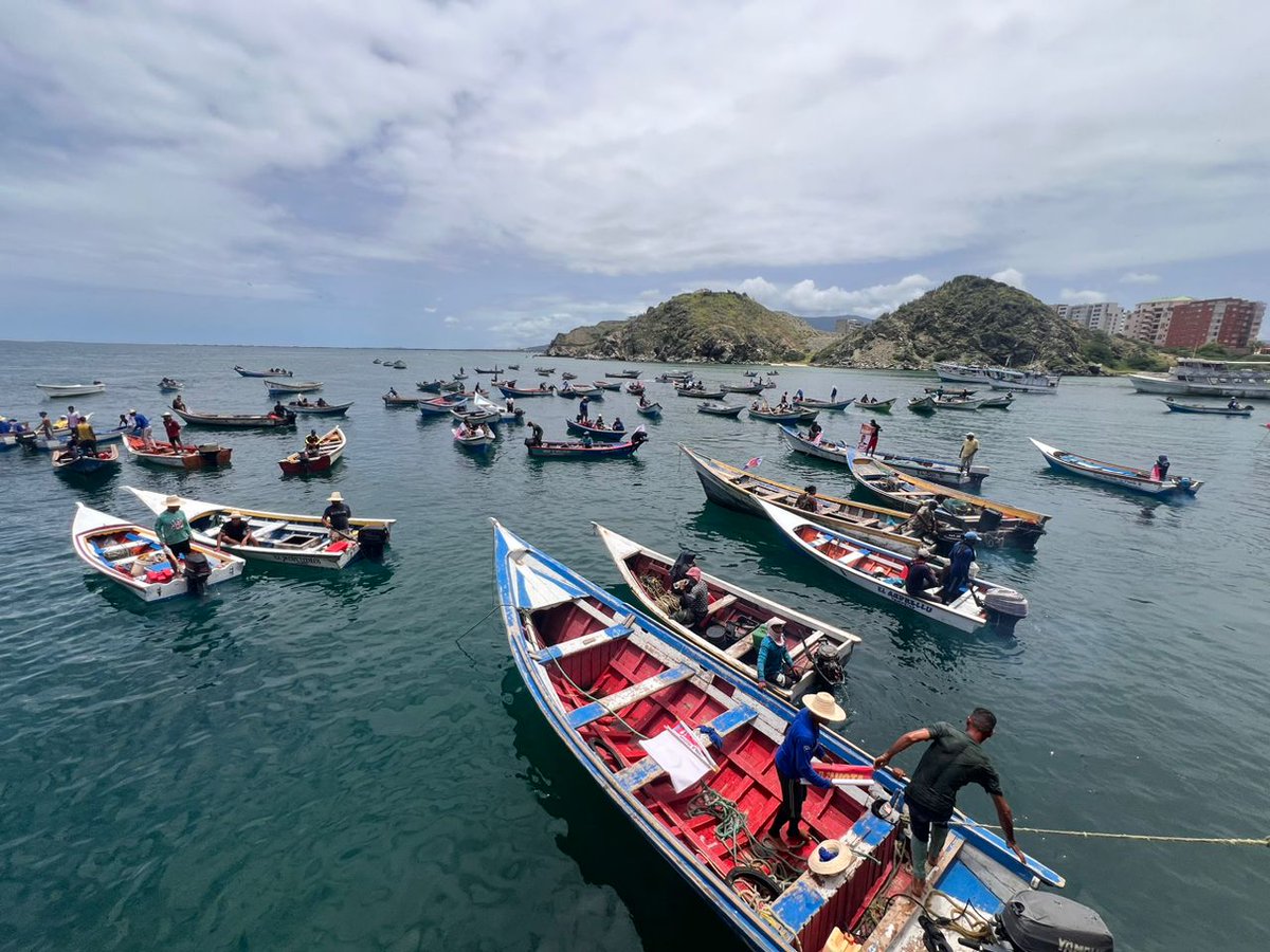 Jcloyo's tweet photo. Nueva Esparta. El 18 de Mayo de este año el Presidente @NicolasMaduro desde la Península de Macanao, ordenó la entrega de Financiamientos q los Pescador@s en sus CONPPAS. Hoy, cumplimos su orden! https://t.co/5aZijxXDRl