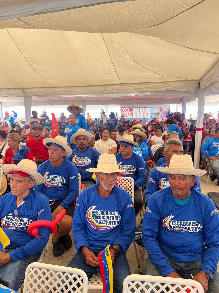 Jcloyo's tweet photo. Nueva Esparta. El 18 de Mayo de este año el Presidente @NicolasMaduro desde la Península de Macanao, ordenó la entrega de Financiamientos q los Pescador@s en sus CONPPAS. Hoy, cumplimos su orden! https://t.co/5aZijxXDRl