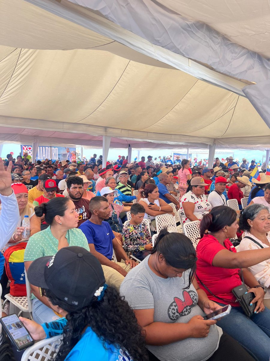 Jcloyo's tweet photo. Nueva Esparta. El 18 de Mayo de este año el Presidente @NicolasMaduro desde la Península de Macanao, ordenó la entrega de Financiamientos q los Pescador@s en sus CONPPAS. Hoy, cumplimos su orden! https://t.co/5aZijxXDRl