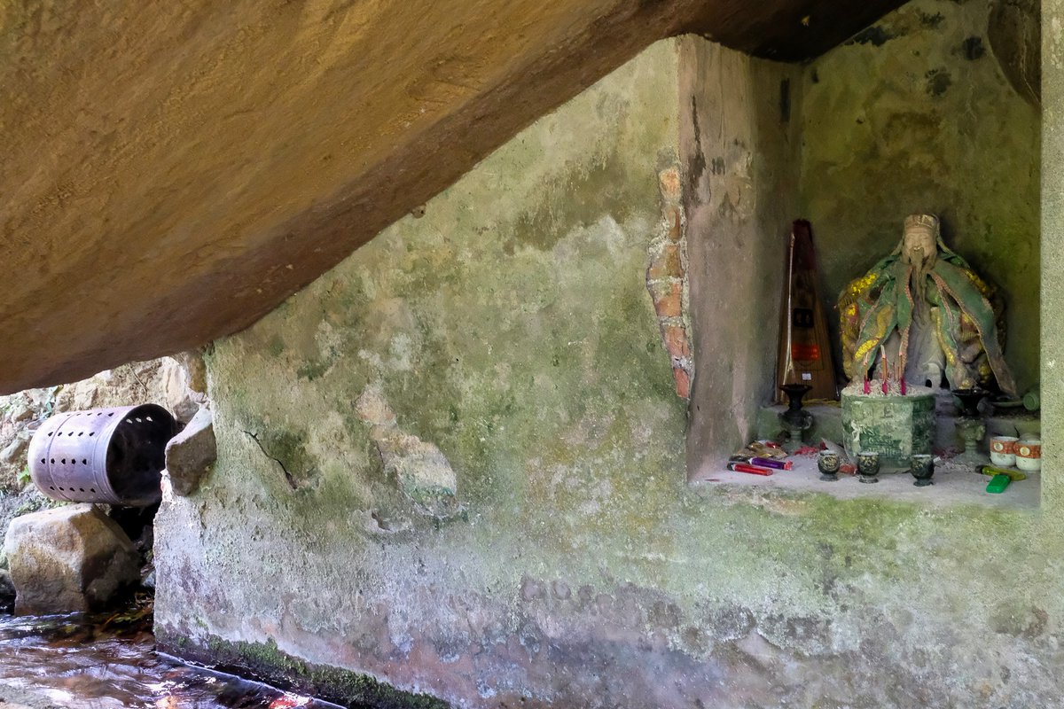RadioTaiwan_Eng's tweet photo. A shrine w/ Tudi Gong in sartorial array at an interval along the #Banling trail to the #Songxi waterfall in #Taipei. Commonly translated as Earth God, Tudi Gong also incorporates elements of territory, locality, land, community &amp; place. #WhereinTaiwan #Taiwan 📷@fotoethnography https://t.co/LVHJOrutVE