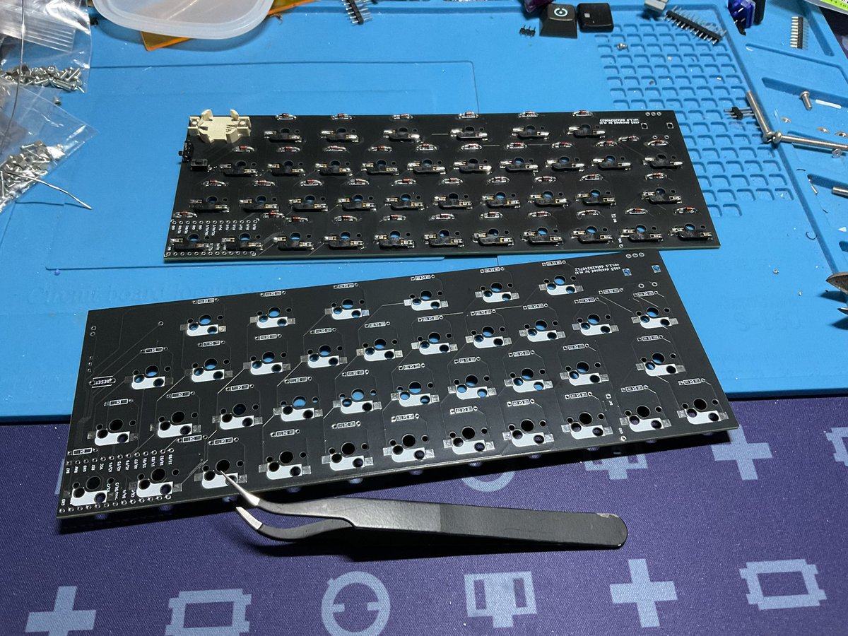 0002ozlet's tweet photo. お休みの日ですが、早起きしたので、修正基盤が届いた #ckb3 を組立てます。失敗基板から部品を回収して再利用します。#自作キーボード https://t.co/nbI0RHn8yo