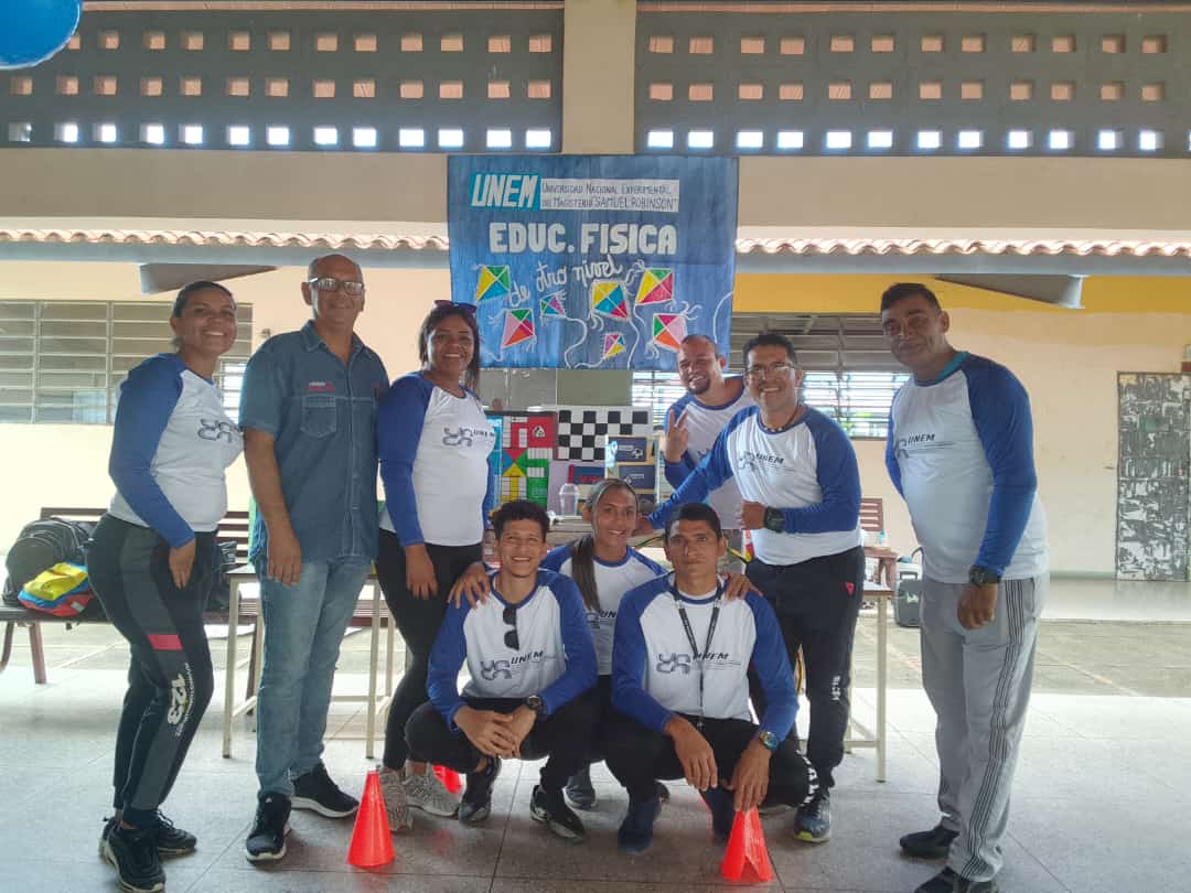 SomosUnem's tweet photo. #AlDía 📚|| El equipo de la @utguyaracuyunem desarrolló la Feria Oportunidades de Estudio 2024, en los diferentes espacios educativos de los municipios José Antonio Páez, Peña, Urachiche y San Felipe de la entidad, donde dieron a conocer los distintos #PNF y #PNFA. https://t.co/i9jf3i9Asl