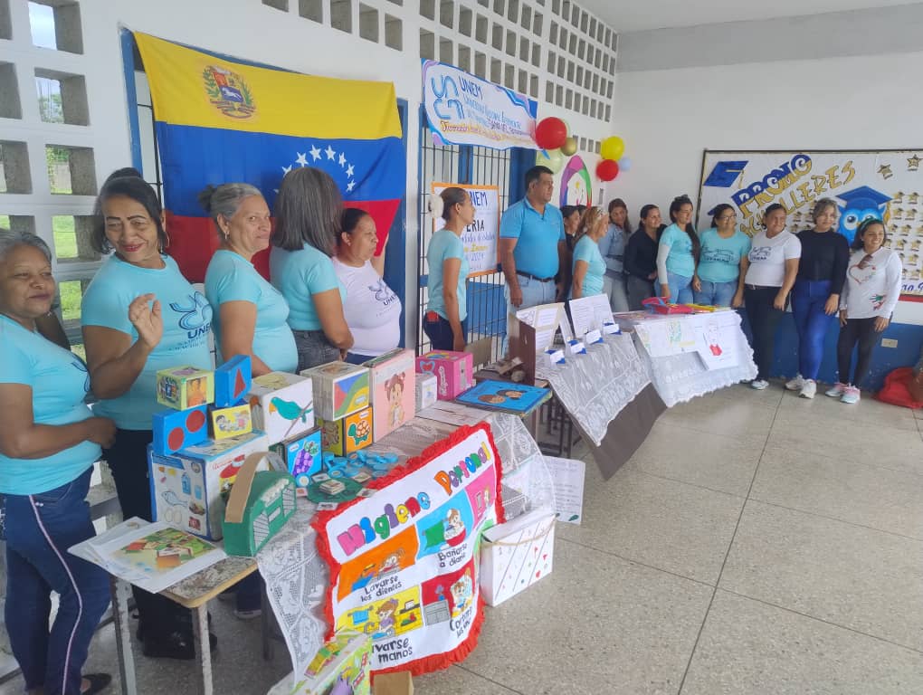 SomosUnem's tweet photo. #AlDía 📚|| El equipo de la @utguyaracuyunem desarrolló la Feria Oportunidades de Estudio 2024, en los diferentes espacios educativos de los municipios José Antonio Páez, Peña, Urachiche y San Felipe de la entidad, donde dieron a conocer los distintos #PNF y #PNFA. https://t.co/i9jf3i9Asl