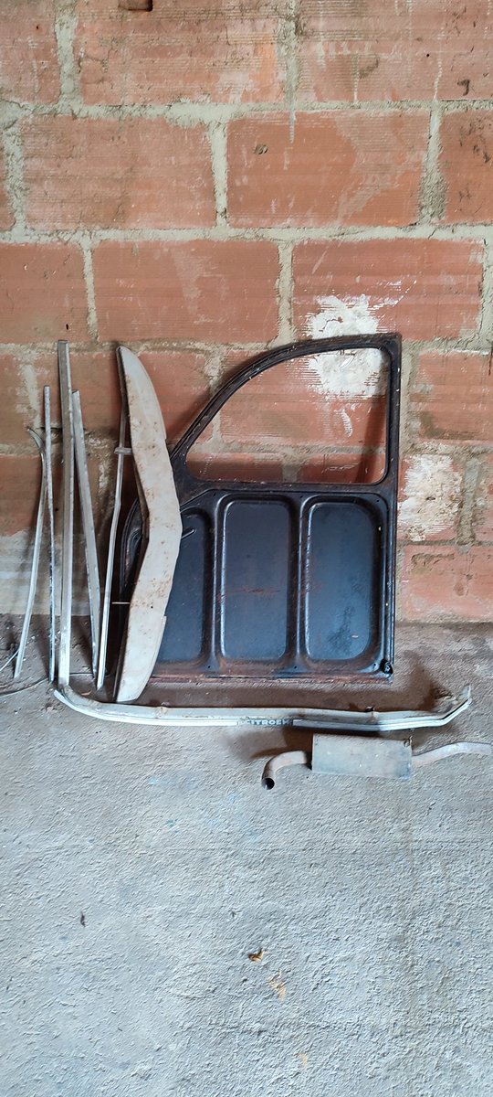 liam_qtx's tweet photo. 🚗 Pièces de 2CV d'origine à vendre ! 🚗
Tout le lot : banquettes avant et arrière, une porte, calandre + baguettes + pot d'échappement. Le tout pour 450€ ! 📦
#2CV #Citroen2CV #VoitureCollection #PiècesAuto #VenteAuto #VintageCars #ClassicCars #Leboncoin https://t.co/bXCVXzeyRG