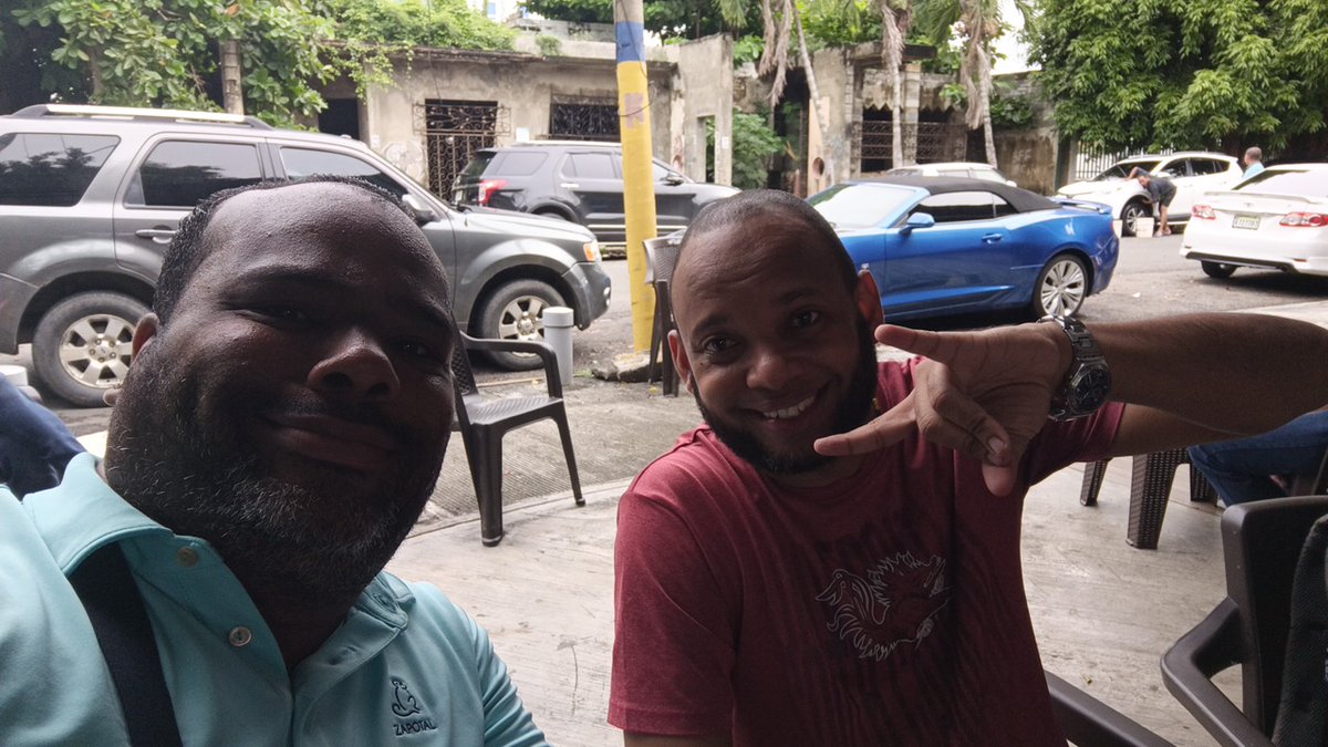 AngelLaBata's tweet photo. Mi maestro bebiendo con el https://t.co/TMy3ZjAfx1