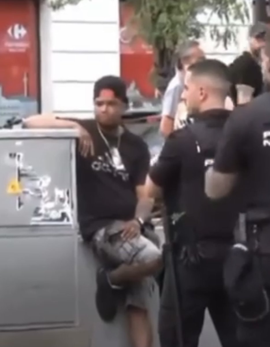 Gol_de_Iniesta's tweet photo. Este “mena” ha apuñalado a una mujer para robarle el bolso en la Plaza de Tirso De Molina. (Madrid) 

Hay que echarles! https://t.co/ghgbsWfTCL