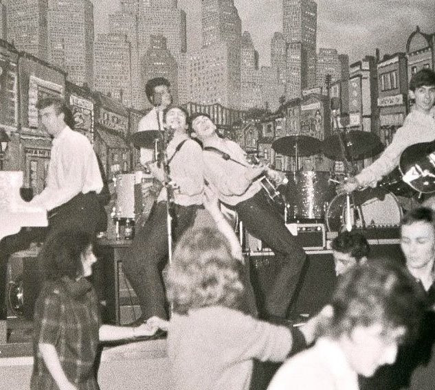mccartneysfilm's tweet photo. john and paul playing back to back is actually everything to me https://t.co/OXT4QYAKlB