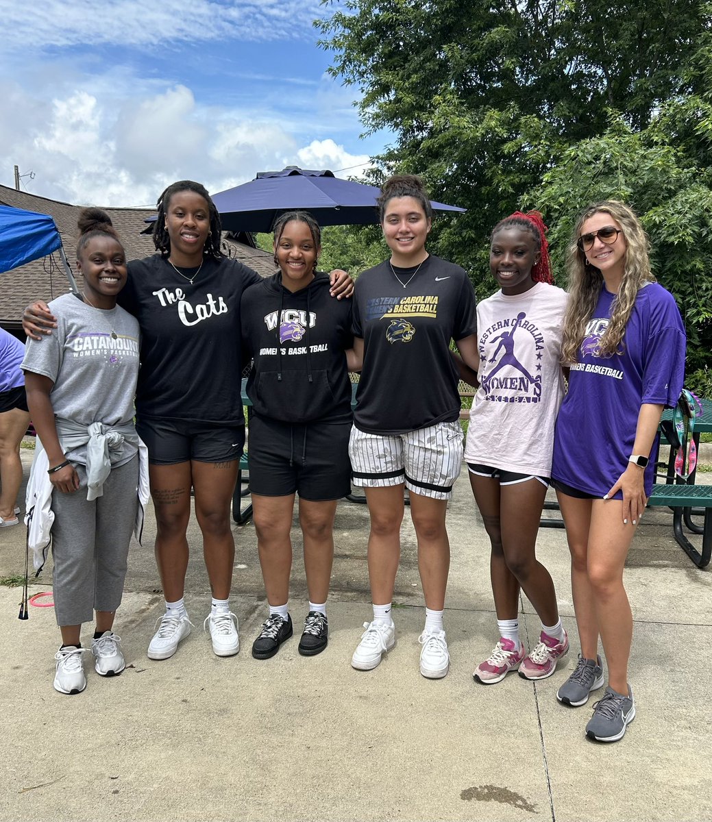 CatamountWBB's tweet image. Started our Saturday morning with a splash thanks to the Jackson County Swim Team! Always love the opportunity to go out and support our community.  #CatsInTheCommunity