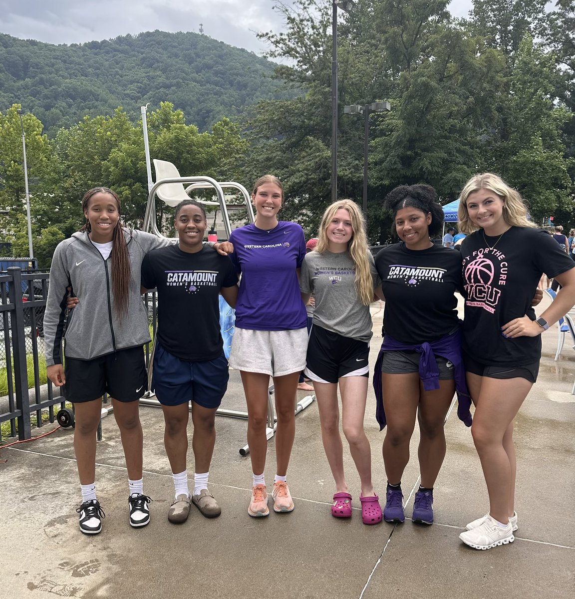 CatamountWBB's tweet image. Started our Saturday morning with a splash thanks to the Jackson County Swim Team! Always love the opportunity to go out and support our community.  #CatsInTheCommunity