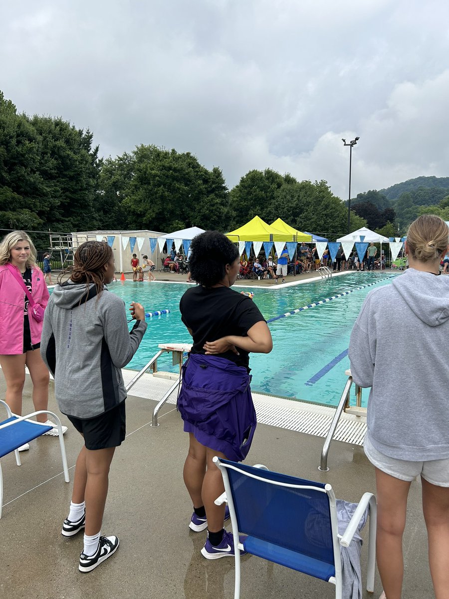 CatamountWBB's tweet image. Started our Saturday morning with a splash thanks to the Jackson County Swim Team! Always love the opportunity to go out and support our community.  #CatsInTheCommunity