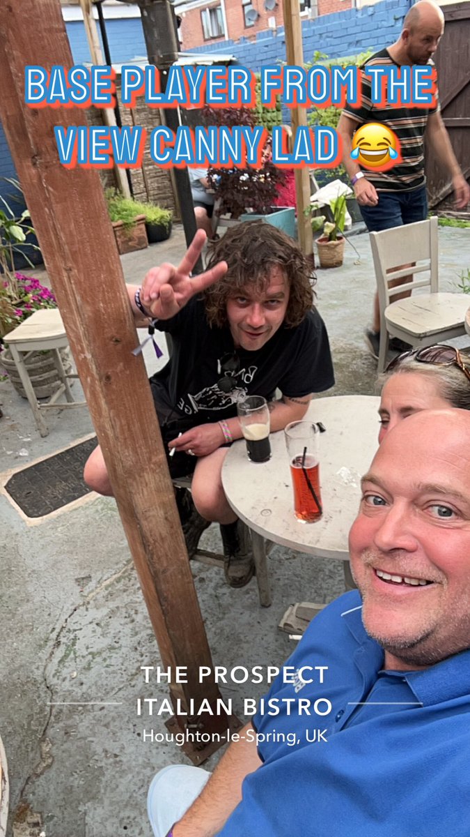 Sitting chatting shit with Kieran the bassist out ov <a href="/TheView/">The View</a> top down to earth lad he is
