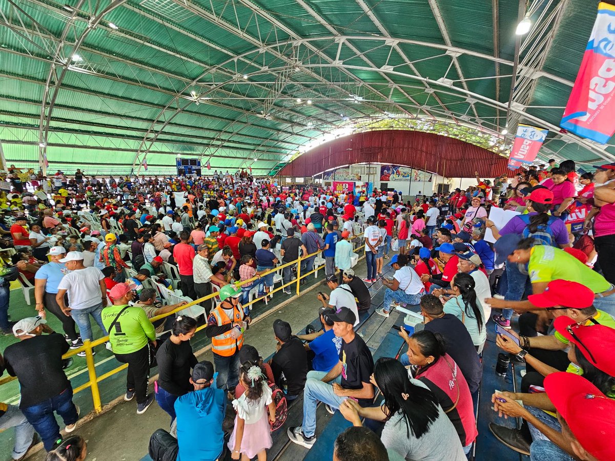 eduardopiate2's tweet photo. Los 1.160 consejos comunales y las 135 comunas apureñas firmaron hoy, en acto masivo y combativo en San Fernando, un compromiso de lucha y trabajo para reelegir a Nicolás Maduro presidente de la República, el 28 de julio #MaduroPresidente ⁦@NicolasMaduro⁩ ⁦@dcabellor⁩ https://t.co/LZHNlTNSa6