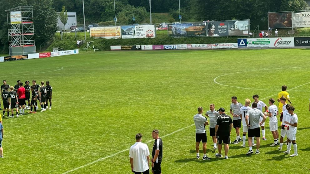 estoesanfield_'s tweet photo. Un jugador U19s del Eintracht de Fráncfort profirió supuestamente insultos racistas contra un jugador juvenil del #LFC el sábado por la tarde. El Liverpool se negó a continuar el partido. Por lo tanto, el partido se suspendió con un resultado de 1:1 y 3:0 a favor del Frankfurt. https://t.co/WfJKVftpZ8