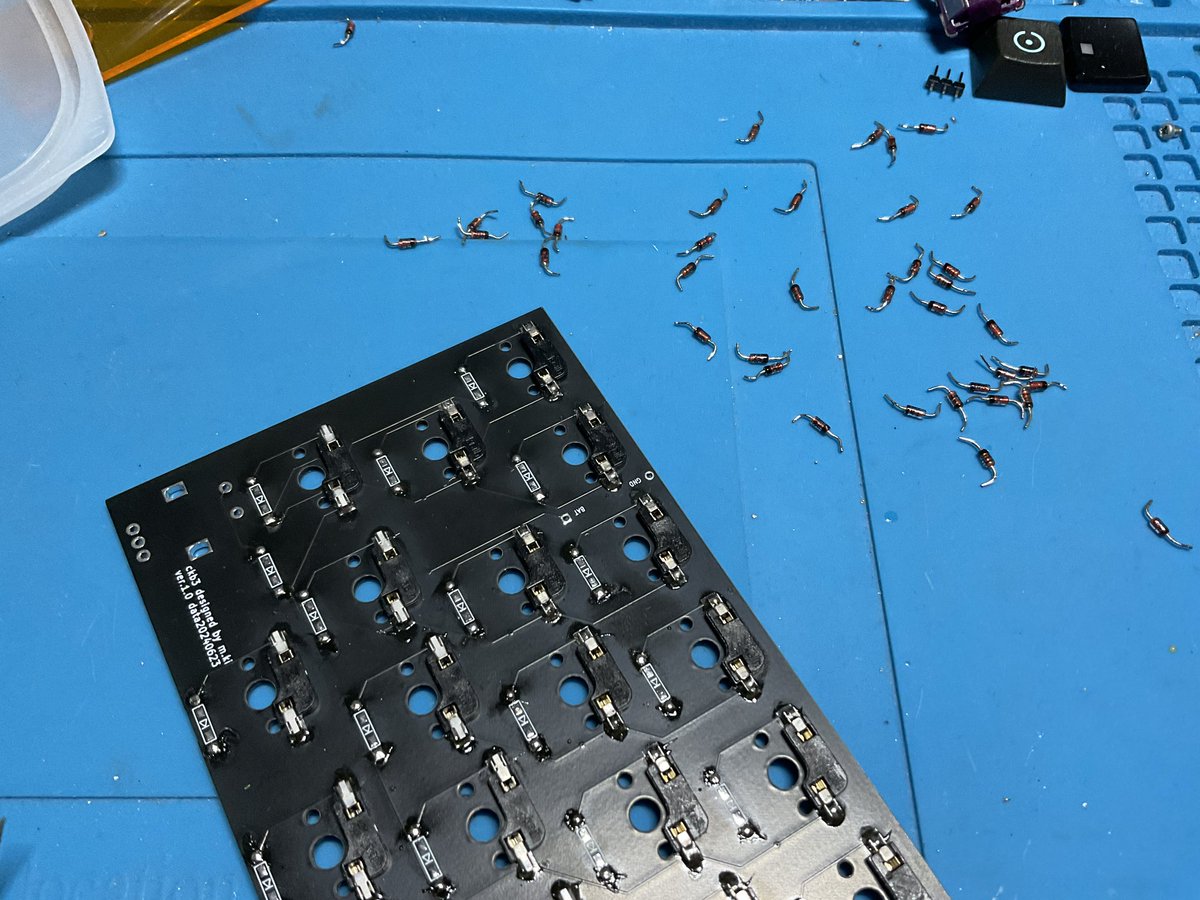 0002ozlet's tweet photo. アマプラで「ダンジョンの中のひと」を観ながら、ピンセットとハンダゴテでダイオードを外しました。#ckb3 #自作キーボード https://t.co/w0r2vEVwFd