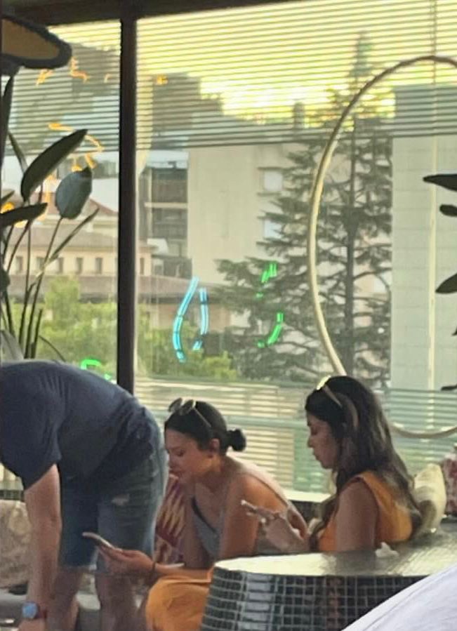 #Atención Muchos me han preguntado sobre la vida de Laura y de Jessy. Pues bien, hoy me envían esta foto de ellas dos quizás hablando en Madrid, curiosamente a pocas semanas de la audiencia en la Corte Suprema de Justicia. ¿Coincidencia? Qué ironía, mi hermano también tenía