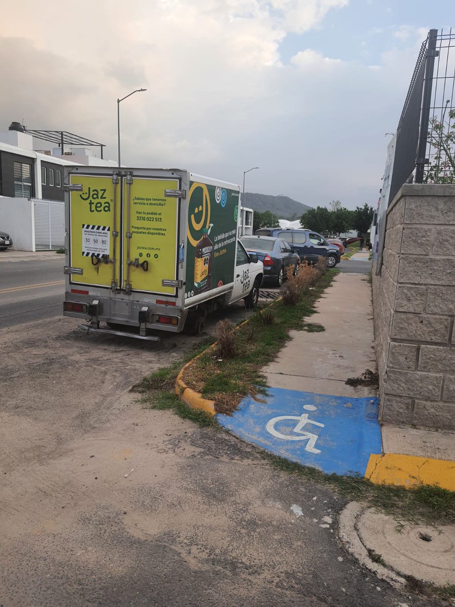 EloMG4's tweet photo. Tienen semanas estacionados estos vehículos en línea amarilla y obstruyendo un carril y visibilidad, nos pueden ayudar, por favor? 
Calle alamillo cruce con prolongación camino nacional, fraccionamiento Luna bosque, col jardines de la primavera en Zapopan https://t.co/G43Zs8qlVO