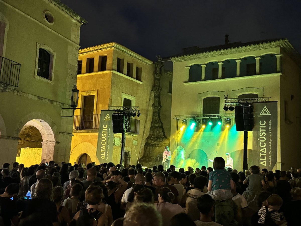 altacustic's tweet photo. @pvallsb 🌟 @xarimareste brilla a l’Escenari Pou presentant-nos el seu nou àlbum “Un Idioma Nou” (@rgbcat). Un directe ben enèrgic‼️ #Atafulla #Altacústic2024 https://t.co/ZqeGP7g30x