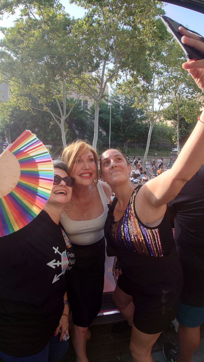 Una tarde llena de #Orgullo en el #pride junto a <a href="/CambrolleMar/">🔻Mar Cambrollé 🏳️‍⚧️ Hay Ley Trans</a> de <a href="/AsociacionTRANS/">Asociacion Trans</a> más compañeros, compañeras y compañeres.

Exigimos al Govern y al Gobierno una asignatura de obligado cumplimiento para el respeto a la igualdad de genero y al colectivo LGTBIQ+ que minimice la