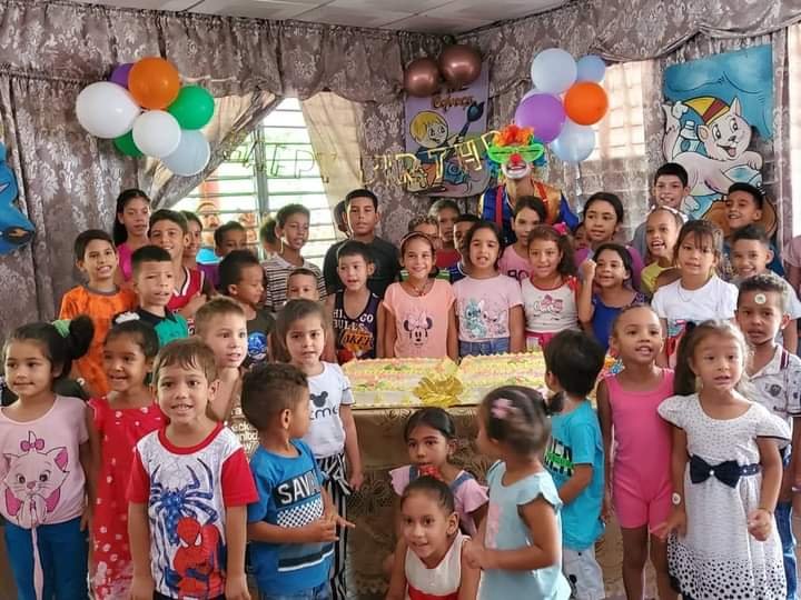 Una mañana de muchas alegrías. El regalo de los trabajadores de la Dirección General de Educación a sus hijos, celebrando el Día de los niños. Felicidades. #EducaciónGranma . #ProvinciaGranma . #ModoVerano .