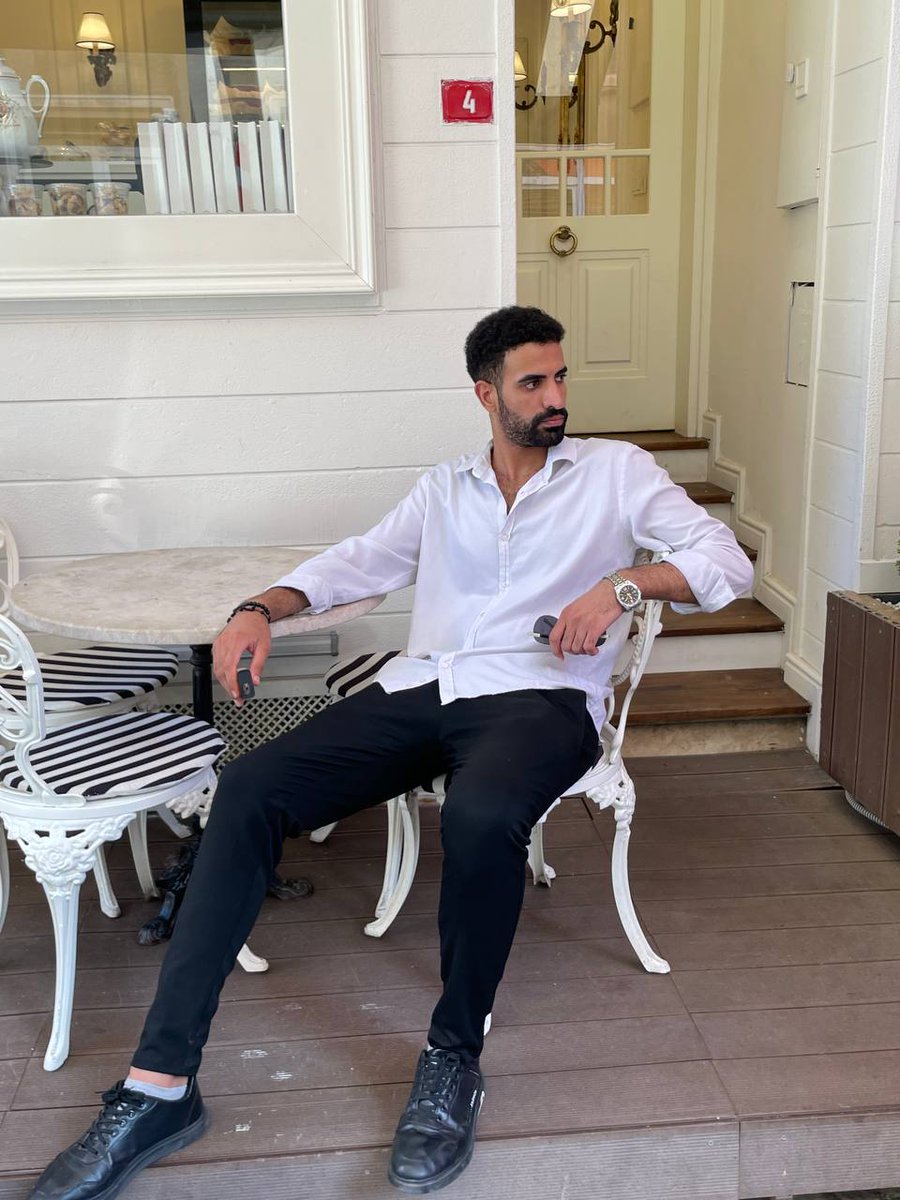 mo7a_ka's tweet photo. إنّما السعيد ذو الحظّ العظيم في هذه الحياة؛ هو مَن يستوطن الرضا قلبه في كل حال، ويعرف قَدر النِعَم التي تحيط به ويُعوّد نفسه على شُكر الوهّاب عليها، هو مَن يكتفي بما بين يديه ولا يمُدّنّ عينيه، وهو مَن يستقرئ سطور الحياة ويُدرِك حقيقتها ويُسخّر خطواته فيها للخير.

- "يوسف فريد" https://t.co/uKNMzqe2Bv