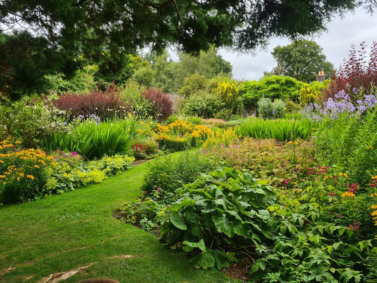Littletheorem's tweet photo. Last day of the holidays! A bit of light knitting and a walk round Braco Castle Gardens. Back in Glasgow now and it's chucking it down with rain, classic West Coast antics 🤷‍♀️ #SummerKnitting #KnittingTwitter https://t.co/vj23cv68Ud