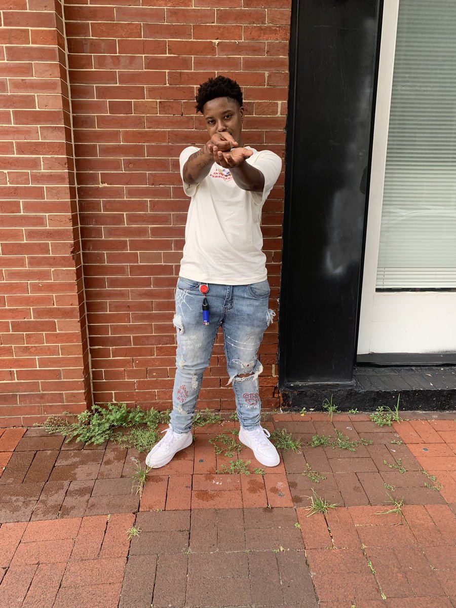 900Youngaan's tweet photo. They screaming GET BACK WE MAKE EM GET RIGHT 🙃we ain’t stopping at no red lights 🤣 #LONGLIVETHEBIGGESTOPP
#FREEMONEE #FreeBabyTay #FreeGuwop
#FreeRico #Doit4Dolla https://t.co/sc9v5el0MZ