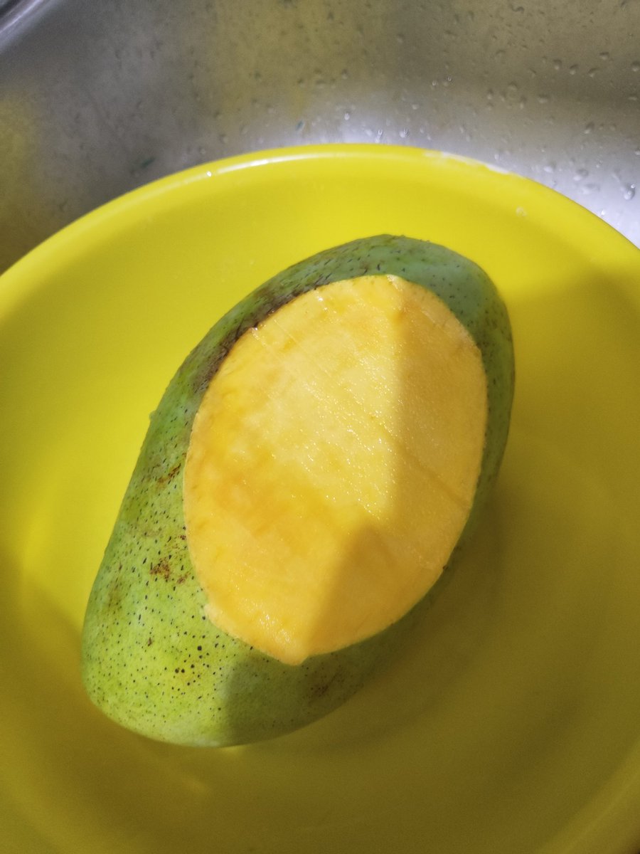 raquellora04's tweet image. Ni lo puedo agarrar para pelarlo!😋 #MangoLover