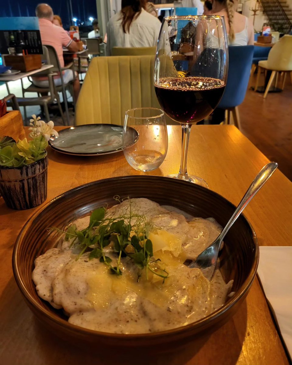 MariaSender's tweet photo. Arreglarse un poco para salir a cenar sola también tiene sus encantos.
(En el restaurante había una cantante muy mona y con una voz muy dulce, pero se ha atrevido con Fast Car, Betty Davies Eyes y Zombie y lo siento pero NO)
#Malta #gzira #cena https://t.co/SdcxZBS1KS