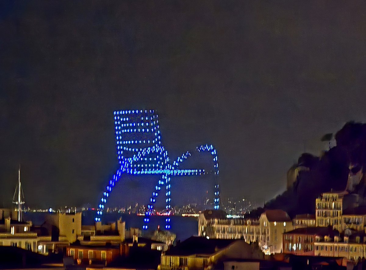 cd_land's tweet photo. Splendide spectacle lumineux de drones des symboles de Nice. 😍 Superbe ! 🥰 

Nice fête dignement l'arrivée du #TdF2024

#Nice06 #NiceCotedAzur 
@LeTour @VilledeNice https://t.co/9HkT7TGBUs