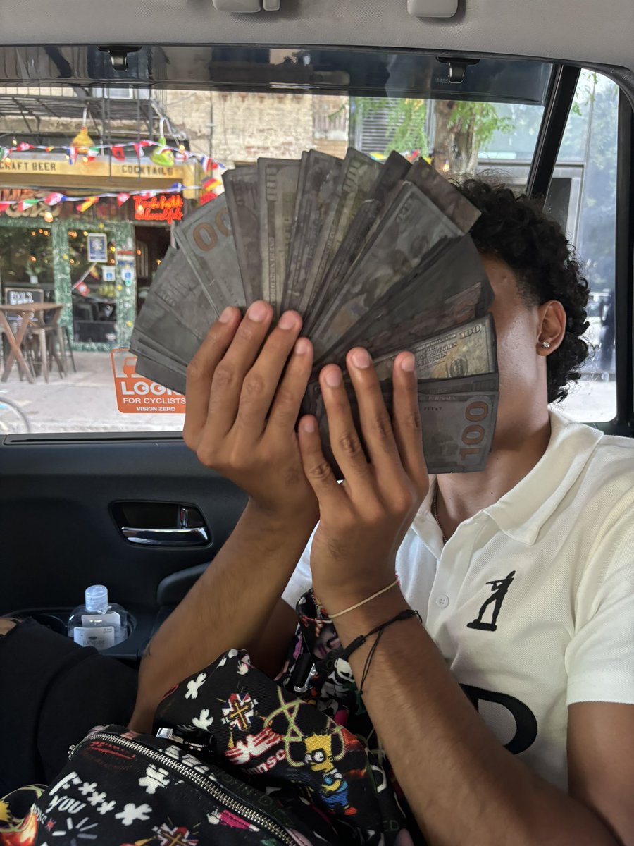 i got the evil bands on me, that black money on me🏴‍☠️