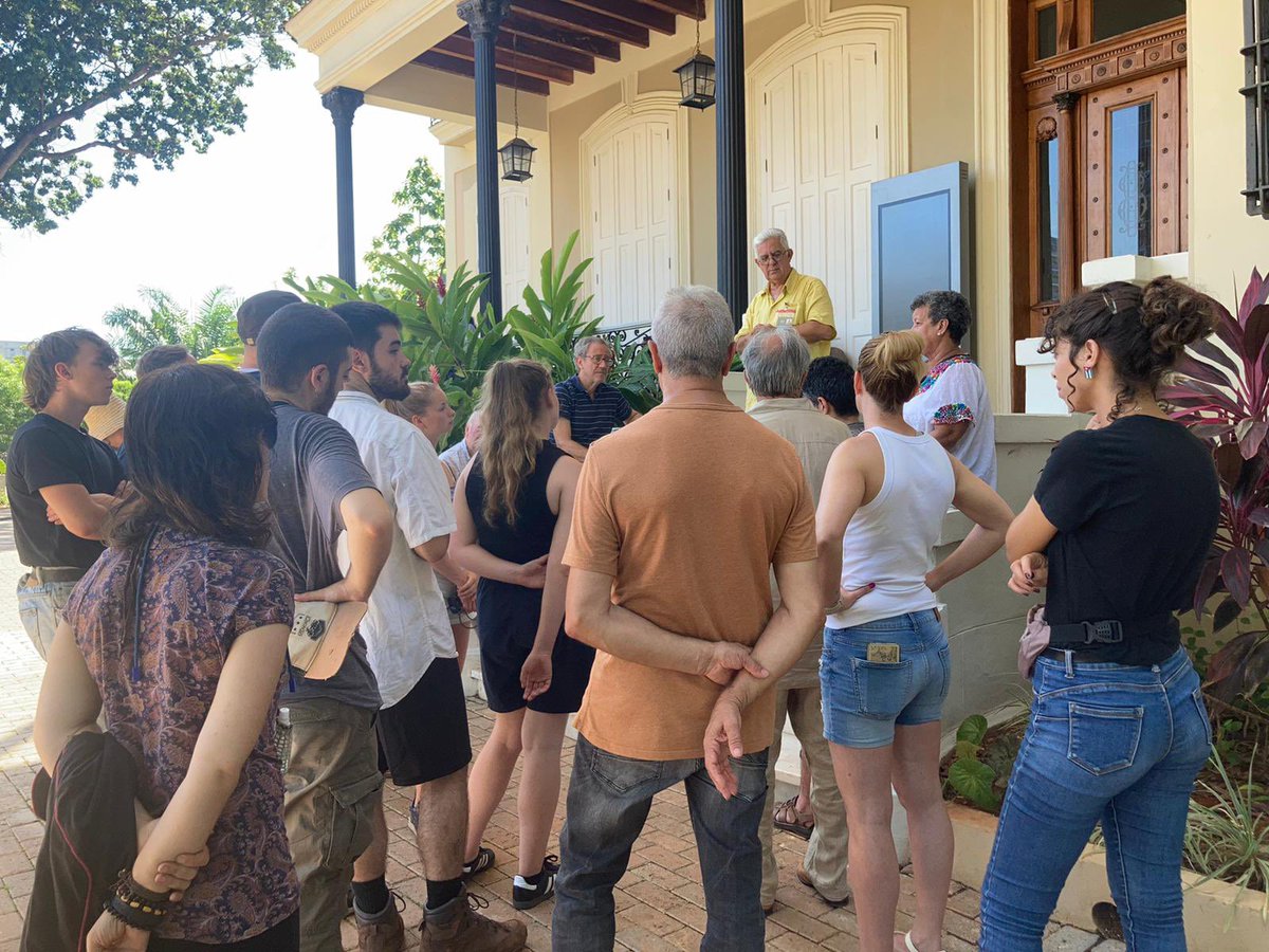 H_Cubana's tweet photo. 🇨🇺 Seguimos con las actividades de la #BrigadaEuropeaJM2024‼️

𝐃í𝐚 𝟒: 𝐌í𝐞𝐫𝐜𝐨𝐥𝐞𝐬 𝟏𝟕 𝐝𝐞 𝐣𝐮𝐥𝐢𝐨

🌅 Empezamos el día temprano con un delicioso desayuno en el #CIJAM, seguido del matutino a cargo de la UJC del Campamento.

🚜 A las 7:30 h, nos dirigimos a realizar nuestras labores productivas, trabajando codo a codo para fortalecer la comunidad.

🗳 Después del almuerzo en el CIJAM, asistimos a una conferencia titulada "el Sistema político y electoral cubano. Democracia, participación popular y derechos humanos en #Cuba". Fue una charla muy enriquecedora a cargo del profesor @Lex_YPMartinez que nos ayudó a comprender mejor el contexto cubano.

🎶 Cerramos el día con una noche de trova en el campamento, disfrutando de música y compartiendo experiencias.

𝐃í𝐚 𝟓: 𝐉𝐮𝐞𝐯𝐞𝐬 𝟏𝟖 𝐝𝐞 𝐣𝐮𝐥𝐢𝐨

🌅 Nuevamente, madrugamos para iniciar el día con energía. Después del desayuno, recibimos información sobre las actividades del día en el matutino.

🚜 Continuamos con nuestras labores productivas, regresando al campamento al mediodía para el almuerzo.

🌹 Por la tarde, visitamos el Memorial a los Mártires de #Artemisa, donde tuvimos un intercambio con las autoridades locales sobre el desarrollo socioeconómico de la provincia. También visitamos la casa de la cultura provincial.

🎉 La noche se llenó de alegría con la Fiesta Cultural de la Solidaridad, compartiendo nuestra brigada europea con las de Puerto Rico y la Caravana Brasil.

𝐃í𝐚 𝟔: 𝐕𝐢𝐞𝐫𝐧𝐞𝐬 𝟏𝟗 𝐝𝐞 𝐣𝐮𝐥𝐢𝐨 𝐝𝐞 𝐝𝐞 𝟐𝟎𝟐𝟒

🌅 Comenzamos el día con un desayuno temprano, listos para una jornada llena de actividades.

🚌 Visitamos el @centrofidel, seguido de un tour panorámico por la ciudad. Almorzamos en la Casa de la Amistad y luego visitamos el @RevolucionMuseo, donde tuvimos tiempo libre para explorar #LaHabana  y disfrutar de una cena con amigos cubanos a los que teníamos muchísimas ganas de volver a ver. 

🎇 Terminamos el día presenciando la ceremonia de "El Cañonazo" en la Fortaleza del Morro Cabaña, una experiencia inolvidable.

¡Continuamos con mucho ánimo, aprendiendo y colaborando para demostrar que #CubaNoEstáSola!

#Cuba2024