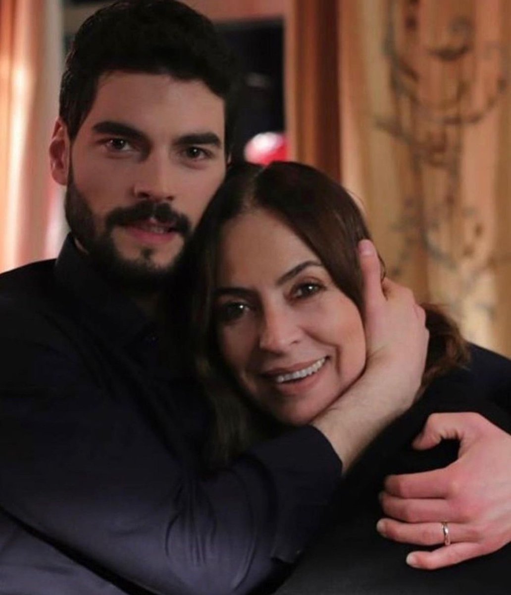 YarenSadogluCL's tweet photo. A todo el FanDom de #Hercai ha fallecido la suegra de todas, ha Fallecido la mamá de #AkinAkinözü Özlem 🤍🤍🤍🕊🕊🕊 https://t.co/tvZO0fd2S6