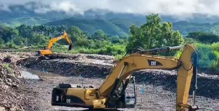 CumanacoaNews's tweet photo. #ReporteCumanacoa🚨
Trabajos de canalización del #RíoManzanares en el Municipio Montes siguen avanzando a pesar del mal tiempo. Hoy se cumplen #19dias de la tragedia que dejó a #31mil familias damnificadas,seis muertos y dos desaparecidos.
📸:@CumanacoaNews 👇 https://t.co/rI1PYk9o81