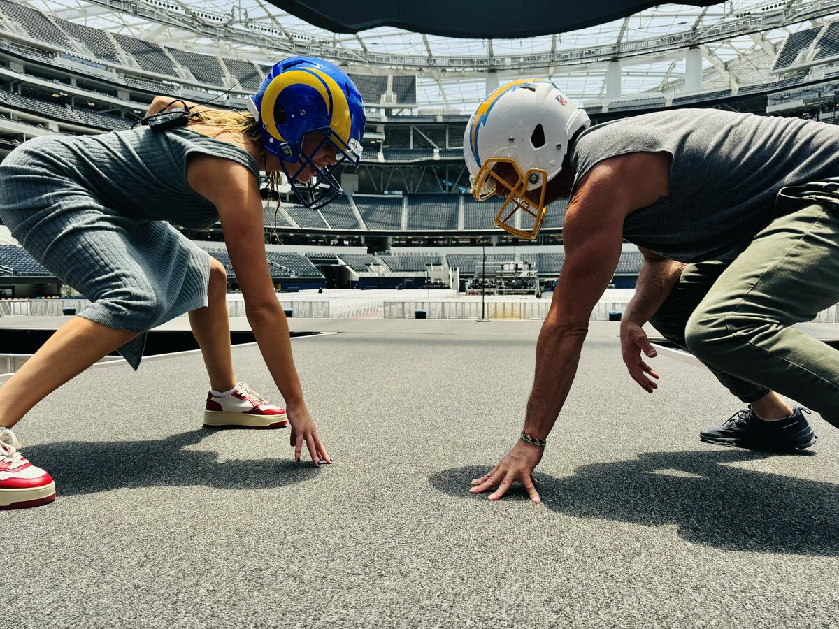 kennychesney's tweet photo. Feels so great to be back in Southern California playing @SoFiStadium, home of the Los Angeles @Chargers and the Los Angeles @RamsNFL. This is what happens when you crash the sound check of @_megmoroney. See you tonight, Los Angeles. #SunGoesDownTour https://t.co/TRzna1wpHu