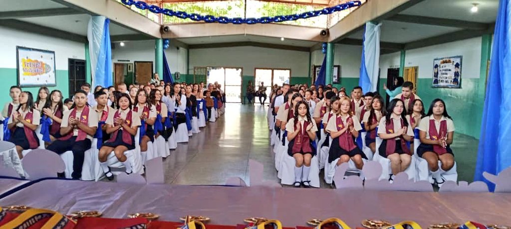 Acto de Promoción de Bachilleres de la UEP Colegio La Gracia de Dios, 09 de diciembre de 2024, Bicentenario de La Batalla de Ayacucho Mcpio José Rafael Revenga.
#VenezuelaPintaBonito 
<a href="/NicolasMaduro/">Nicolás Maduro</a> 
<a href="/_LaAvanzadora/">Yelitze Santaella</a> 
@MPPEDUCACION 
<a href="/LeiraSuarezPsuv/">LeyraSuarezPsuv</a> 
<a href="/Soykarinacarpio/">Karina Carpio</a>