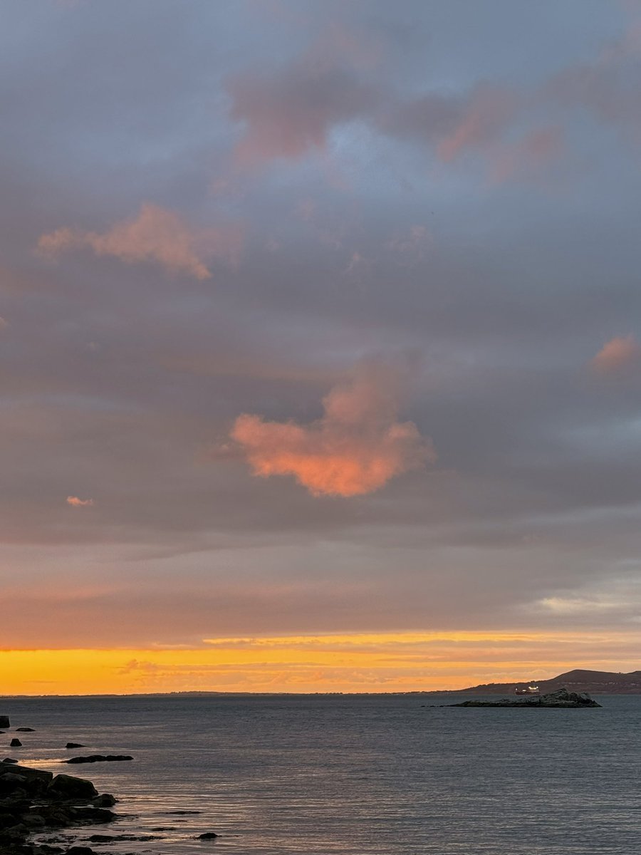 IvaKozomara's tweet photo. Glorious Dalkey 🌅 Today’s Beauty 🩷💛🩵🧡💜 @DalkeyF
#SunsetMagic #wanderlust #seascape #landscape #Dalkey #seasoul #coast #seaside #coliemoreharbour 🌊 https://t.co/aYNDQw3HIE
