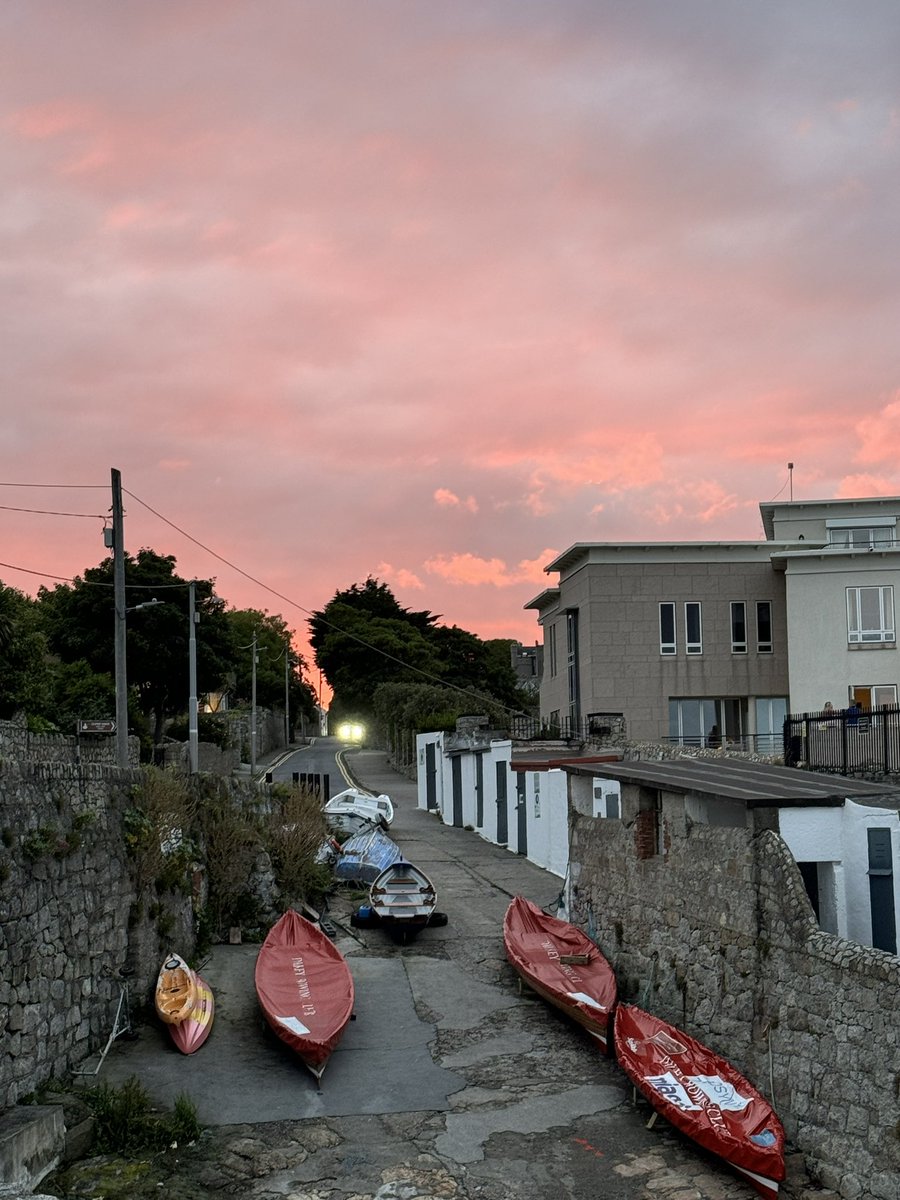 IvaKozomara's tweet photo. Glorious Dalkey 🌅 Today’s Beauty 🩷💛🩵🧡💜 @DalkeyF
#SunsetMagic #wanderlust #seascape #landscape #Dalkey #seasoul #coast #seaside #coliemoreharbour 🌊 https://t.co/aYNDQw3HIE