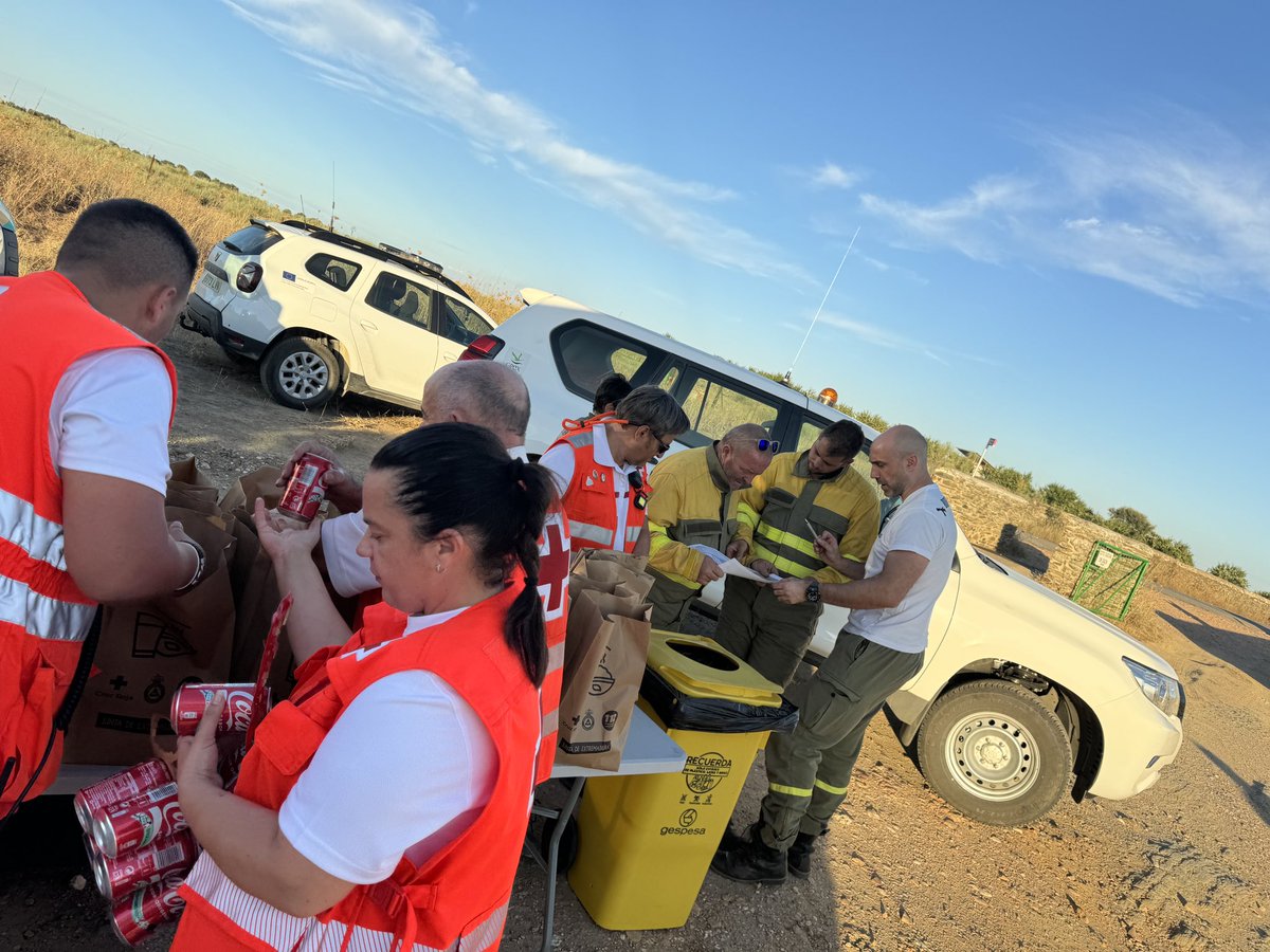 CruzRojaEX's tweet photo. Durante la tarde noche, los voluntarios de @CRE_Emergencias han gestionado avituallamiento para unos 150 efectivos dentro del dispositivo #IFTalavan https://t.co/O5tzkhdJ4R
